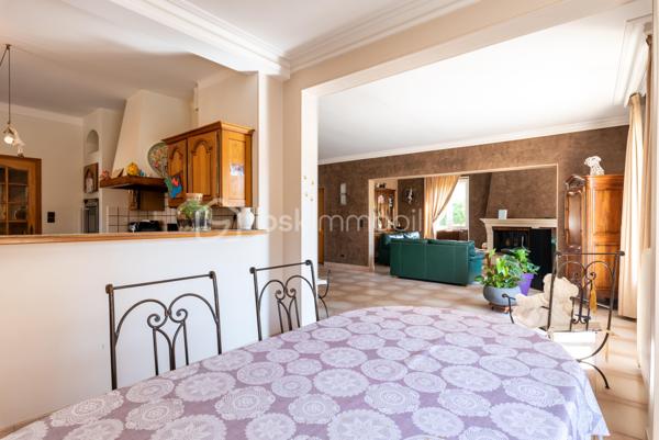 🏡 Située dans un environnement résidentiel calme et recherché, dans le quartier de Montaberlet à Décines-Charpieu, cette maison familiale d’environ 160 m² offre un cadre de vie rare, alliant volumes, confort et qualité des prestations.

✨ Dès l’entrée, la maison séduit par sa pièce de vie exceptionnelle de plus de 70 m², baignée de lumière et offrant de très beaux volumes. Véritable cœur de la maison, cet espace ouvert et chaleureux est idéal pour recevoir et partager des moments en famille.

Le rez-de-chaussée propose également une chambre permettant une vie de plain-pied, ainsi qu’une salle d’eau 🚿.

À l’étage, l’espace nuit se compose d’une suite parentale 🛏️, de deux chambres supplémentaires et d’un plateau de 30 à 35 m² à aménager selon vos envies (bureau, salle de jeux, chambre supplémentaire ou espace indépendant).

🌿 À l’extérieur, la propriété s’implante sur un terrain de 710 m² avec un jardin arboré, soigné et propice à la détente.

Les extérieurs ont été pensés pour profiter pleinement des beaux jours :

☀️ une terrasse exposée plein sud
🌳 une seconde terrasse ombragée
🍖 une cuisine extérieure aménagée avec barbecue
🏊 une piscine

🚗 Les prestations sont complétées par un garage, une cave et des espaces de rangement.

📍 La localisation constitue un réel atout : à proximité immédiate des axes structurants de l’Est lyonnais, le secteur bénéficie d’une bonne desserte en transports (tramway, bus) et permet de rejoindre rapidement le centre de Lyon, que ce soit en voiture ou en transports en commun. Cette accessibilité renforce l’attractivité du secteur, en conciliant cadre résidentiel et proximité urbaine.

Une maison familiale aux volumes généreux, avec des extérieurs qualitatifs et un fort potentiel d’évolution, dans un secteur en pleine valorisation.

À découvrir rapidement.