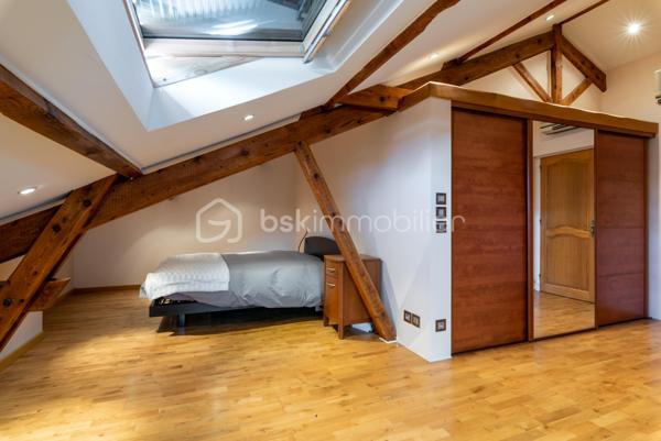 🏡 Située dans un environnement résidentiel calme et recherché, dans le quartier de Montaberlet à Décines-Charpieu, cette maison familiale d’environ 160 m² offre un cadre de vie rare, alliant volumes, confort et qualité des prestations.

✨ Dès l’entrée, la maison séduit par sa pièce de vie exceptionnelle de plus de 70 m², baignée de lumière et offrant de très beaux volumes. Véritable cœur de la maison, cet espace ouvert et chaleureux est idéal pour recevoir et partager des moments en famille.

Le rez-de-chaussée propose également une chambre permettant une vie de plain-pied, ainsi qu’une salle d’eau 🚿.

À l’étage, l’espace nuit se compose d’une suite parentale 🛏️, de deux chambres supplémentaires et d’un plateau de 30 à 35 m² à aménager selon vos envies (bureau, salle de jeux, chambre supplémentaire ou espace indépendant).

🌿 À l’extérieur, la propriété s’implante sur un terrain de 710 m² avec un jardin arboré, soigné et propice à la détente.

Les extérieurs ont été pensés pour profiter pleinement des beaux jours :

☀️ une terrasse exposée plein sud
🌳 une seconde terrasse ombragée
🍖 une cuisine extérieure aménagée avec barbecue
🏊 une piscine

🚗 Les prestations sont complétées par un garage, une cave et des espaces de rangement.

📍 La localisation constitue un réel atout : à proximité immédiate des axes structurants de l’Est lyonnais, le secteur bénéficie d’une bonne desserte en transports (tramway, bus) et permet de rejoindre rapidement le centre de Lyon, que ce soit en voiture ou en transports en commun. Cette accessibilité renforce l’attractivité du secteur, en conciliant cadre résidentiel et proximité urbaine.

Une maison familiale aux volumes généreux, avec des extérieurs qualitatifs et un fort potentiel d’évolution, dans un secteur en pleine valorisation.

À découvrir rapidement.