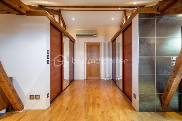 🏡 Située dans un environnement résidentiel calme et recherché, dans le quartier de Montaberlet à Décines-Charpieu, cette maison familiale d’environ 160 m² offre un cadre de vie rare, alliant volumes, confort et qualité des prestations.

✨ Dès l’entrée, la maison séduit par sa pièce de vie exceptionnelle de plus de 70 m², baignée de lumière et offrant de très beaux volumes. Véritable cœur de la maison, cet espace ouvert et chaleureux est idéal pour recevoir et partager des moments en famille.

Le rez-de-chaussée propose également une chambre permettant une vie de plain-pied, ainsi qu’une salle d’eau 🚿.

À l’étage, l’espace nuit se compose d’une suite parentale 🛏️, de deux chambres supplémentaires et d’un plateau de 30 à 35 m² à aménager selon vos envies (bureau, salle de jeux, chambre supplémentaire ou espace indépendant).

🌿 À l’extérieur, la propriété s’implante sur un terrain de 710 m² avec un jardin arboré, soigné et propice à la détente.

Les extérieurs ont été pensés pour profiter pleinement des beaux jours :

☀️ une terrasse exposée plein sud
🌳 une seconde terrasse ombragée
🍖 une cuisine extérieure aménagée avec barbecue
🏊 une piscine

🚗 Les prestations sont complétées par un garage, une cave et des espaces de rangement.

📍 La localisation constitue un réel atout : à proximité immédiate des axes structurants de l’Est lyonnais, le secteur bénéficie d’une bonne desserte en transports (tramway, bus) et permet de rejoindre rapidement le centre de Lyon, que ce soit en voiture ou en transports en commun. Cette accessibilité renforce l’attractivité du secteur, en conciliant cadre résidentiel et proximité urbaine.

Une maison familiale aux volumes généreux, avec des extérieurs qualitatifs et un fort potentiel d’évolution, dans un secteur en pleine valorisation.

À découvrir rapidement.