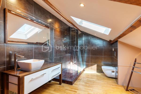 🏡 Située dans un environnement résidentiel calme et recherché, dans le quartier de Montaberlet à Décines-Charpieu, cette maison familiale d’environ 160 m² offre un cadre de vie rare, alliant volumes, confort et qualité des prestations.

✨ Dès l’entrée, la maison séduit par sa pièce de vie exceptionnelle de plus de 70 m², baignée de lumière et offrant de très beaux volumes. Véritable cœur de la maison, cet espace ouvert et chaleureux est idéal pour recevoir et partager des moments en famille.

Le rez-de-chaussée propose également une chambre permettant une vie de plain-pied, ainsi qu’une salle d’eau 🚿.

À l’étage, l’espace nuit se compose d’une suite parentale 🛏️, de deux chambres supplémentaires et d’un plateau de 30 à 35 m² à aménager selon vos envies (bureau, salle de jeux, chambre supplémentaire ou espace indépendant).

🌿 À l’extérieur, la propriété s’implante sur un terrain de 710 m² avec un jardin arboré, soigné et propice à la détente.

Les extérieurs ont été pensés pour profiter pleinement des beaux jours :

☀️ une terrasse exposée plein sud
🌳 une seconde terrasse ombragée
🍖 une cuisine extérieure aménagée avec barbecue
🏊 une piscine

🚗 Les prestations sont complétées par un garage, une cave et des espaces de rangement.

📍 La localisation constitue un réel atout : à proximité immédiate des axes structurants de l’Est lyonnais, le secteur bénéficie d’une bonne desserte en transports (tramway, bus) et permet de rejoindre rapidement le centre de Lyon, que ce soit en voiture ou en transports en commun. Cette accessibilité renforce l’attractivité du secteur, en conciliant cadre résidentiel et proximité urbaine.

Une maison familiale aux volumes généreux, avec des extérieurs qualitatifs et un fort potentiel d’évolution, dans un secteur en pleine valorisation.

À découvrir rapidement.