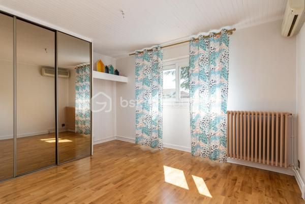 🏡 Située dans un environnement résidentiel calme et recherché, dans le quartier de Montaberlet à Décines-Charpieu, cette maison familiale d’environ 160 m² offre un cadre de vie rare, alliant volumes, confort et qualité des prestations.

✨ Dès l’entrée, la maison séduit par sa pièce de vie exceptionnelle de plus de 70 m², baignée de lumière et offrant de très beaux volumes. Véritable cœur de la maison, cet espace ouvert et chaleureux est idéal pour recevoir et partager des moments en famille.

Le rez-de-chaussée propose également une chambre permettant une vie de plain-pied, ainsi qu’une salle d’eau 🚿.

À l’étage, l’espace nuit se compose d’une suite parentale 🛏️, de deux chambres supplémentaires et d’un plateau de 30 à 35 m² à aménager selon vos envies (bureau, salle de jeux, chambre supplémentaire ou espace indépendant).

🌿 À l’extérieur, la propriété s’implante sur un terrain de 710 m² avec un jardin arboré, soigné et propice à la détente.

Les extérieurs ont été pensés pour profiter pleinement des beaux jours :

☀️ une terrasse exposée plein sud
🌳 une seconde terrasse ombragée
🍖 une cuisine extérieure aménagée avec barbecue
🏊 une piscine

🚗 Les prestations sont complétées par un garage, une cave et des espaces de rangement.

📍 La localisation constitue un réel atout : à proximité immédiate des axes structurants de l’Est lyonnais, le secteur bénéficie d’une bonne desserte en transports (tramway, bus) et permet de rejoindre rapidement le centre de Lyon, que ce soit en voiture ou en transports en commun. Cette accessibilité renforce l’attractivité du secteur, en conciliant cadre résidentiel et proximité urbaine.

Une maison familiale aux volumes généreux, avec des extérieurs qualitatifs et un fort potentiel d’évolution, dans un secteur en pleine valorisation.

À découvrir rapidement.