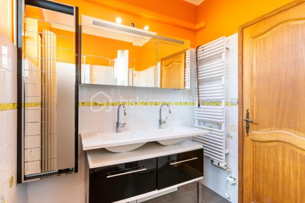 🏡 Située dans un environnement résidentiel calme et recherché, dans le quartier de Montaberlet à Décines-Charpieu, cette maison familiale d’environ 160 m² offre un cadre de vie rare, alliant volumes, confort et qualité des prestations.

✨ Dès l’entrée, la maison séduit par sa pièce de vie exceptionnelle de plus de 70 m², baignée de lumière et offrant de très beaux volumes. Véritable cœur de la maison, cet espace ouvert et chaleureux est idéal pour recevoir et partager des moments en famille.

Le rez-de-chaussée propose également une chambre permettant une vie de plain-pied, ainsi qu’une salle d’eau 🚿.

À l’étage, l’espace nuit se compose d’une suite parentale 🛏️, de deux chambres supplémentaires et d’un plateau de 30 à 35 m² à aménager selon vos envies (bureau, salle de jeux, chambre supplémentaire ou espace indépendant).

🌿 À l’extérieur, la propriété s’implante sur un terrain de 710 m² avec un jardin arboré, soigné et propice à la détente.

Les extérieurs ont été pensés pour profiter pleinement des beaux jours :

☀️ une terrasse exposée plein sud
🌳 une seconde terrasse ombragée
🍖 une cuisine extérieure aménagée avec barbecue
🏊 une piscine

🚗 Les prestations sont complétées par un garage, une cave et des espaces de rangement.

📍 La localisation constitue un réel atout : à proximité immédiate des axes structurants de l’Est lyonnais, le secteur bénéficie d’une bonne desserte en transports (tramway, bus) et permet de rejoindre rapidement le centre de Lyon, que ce soit en voiture ou en transports en commun. Cette accessibilité renforce l’attractivité du secteur, en conciliant cadre résidentiel et proximité urbaine.

Une maison familiale aux volumes généreux, avec des extérieurs qualitatifs et un fort potentiel d’évolution, dans un secteur en pleine valorisation.

À découvrir rapidement.