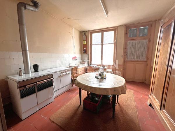 MAISON 5 PIECES A RESTAURER PROCHE COMMERCES DANS LE BOURG DE POULAINES (INDRE 36)