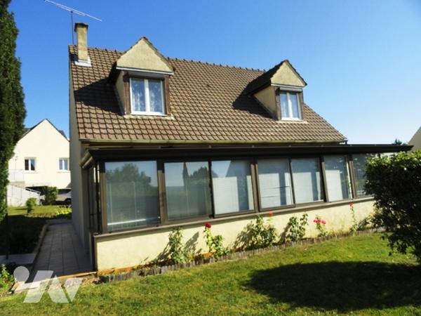 Château-Thierry -  Pavillon sur sous-sol de type 7 avec 4 chambres. L'ensemble sur terrain.