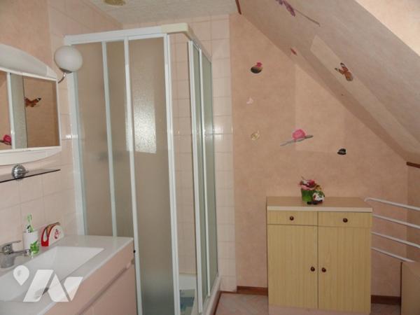 Château-Thierry -  Pavillon sur sous-sol de type 7 avec 4 chambres. L'ensemble sur terrain.