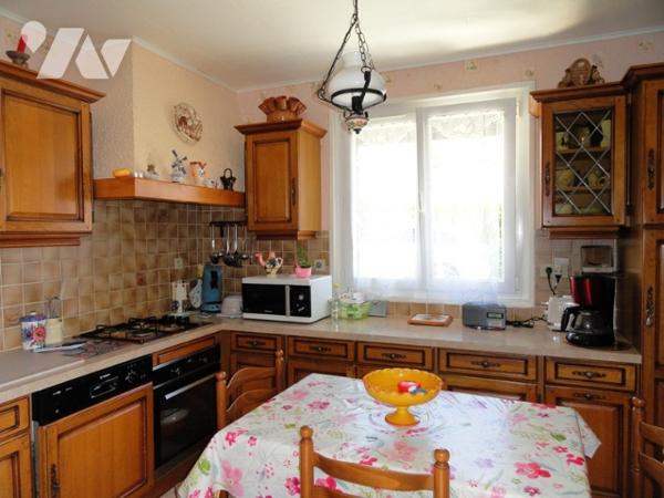 Château-Thierry -  Pavillon sur sous-sol de type 7 avec 4 chambres. L'ensemble sur terrain.