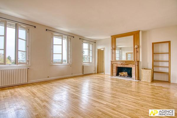 Versailles Glatigny Appartement d'exception 6 pièces duplex 184.40 m² situé au 1er et dernier étage d'une propriété divisée. En dépendance: 2 caves, chambre de service, jardin arboré et place de parking 1 620 000 € **  - Référence  28356