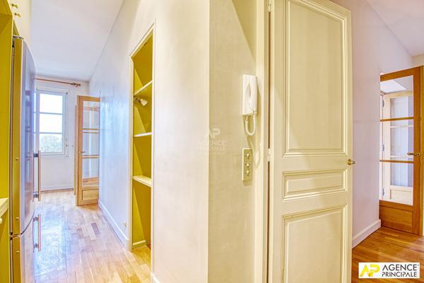 Versailles Glatigny Appartement d'exception 6 pièces duplex 184.40 m² situé au 1er et dernier étage d'une propriété divisée. En dépendance: 2 caves, chambre de service, jardin arboré et place de parking 1 620 000 € **  - Référence  28356