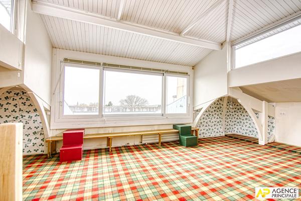 Versailles Glatigny Appartement d'exception 6 pièces duplex 184.40 m² situé au 1er et dernier étage d'une propriété divisée. En dépendance: 2 caves, chambre de service, jardin arboré et place de parking 1 620 000 € **  - Référence  28356