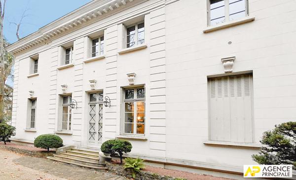 Versailles Glatigny Appartement d'exception 6 pièces duplex 184.40 m² situé au 1er et dernier étage d'une propriété divisée. En dépendance: 2 caves, chambre de service, jardin arboré et place de parking 1 620 000 € **  - Référence  28356