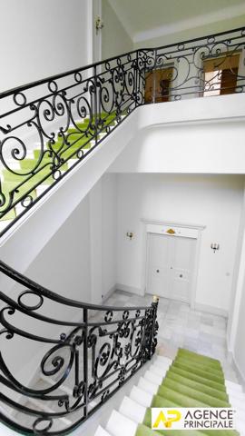 Versailles Glatigny Appartement d'exception 6 pièces duplex 184.40 m² situé au 1er et dernier étage d'une propriété divisée. En dépendance: 2 caves, chambre de service, jardin arboré et place de parking 1 620 000 € **  - Référence  28356