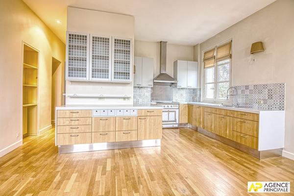 Versailles Glatigny Appartement d'exception 6 pièces duplex 184.40 m² situé au 1er et dernier étage d'une propriété divisée. En dépendance: 2 caves, chambre de service, jardin arboré et place de parking 1 620 000 € **  - Référence  28356