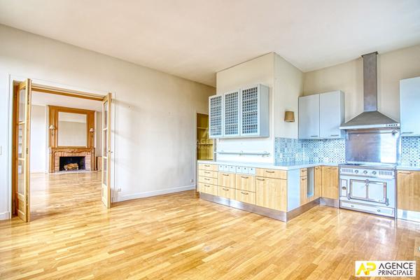 Versailles Glatigny Appartement d'exception 6 pièces duplex 184.40 m² situé au 1er et dernier étage d'une propriété divisée. En dépendance: 2 caves, chambre de service, jardin arboré et place de parking 1 620 000 € **  - Référence  28356