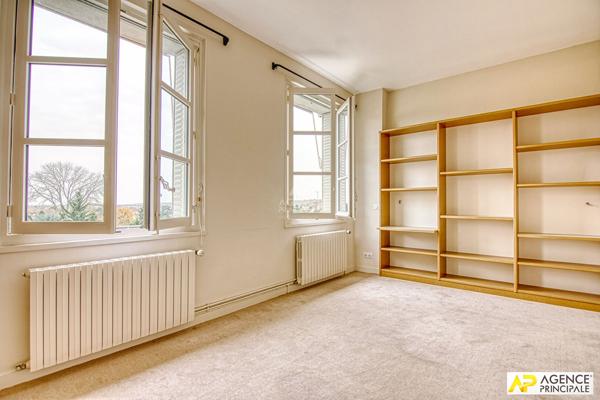 Versailles Glatigny Appartement d'exception 6 pièces duplex 184.40 m² situé au 1er et dernier étage d'une propriété divisée. En dépendance: 2 caves, chambre de service, jardin arboré et place de parking 1 620 000 € **  - Référence  28356