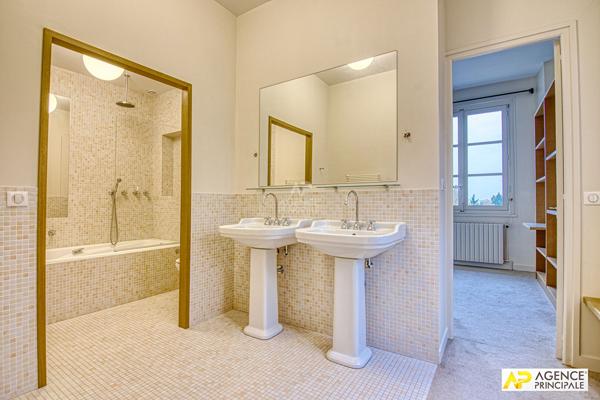 Versailles Glatigny Appartement d'exception 6 pièces duplex 184.40 m² situé au 1er et dernier étage d'une propriété divisée. En dépendance: 2 caves, chambre de service, jardin arboré et place de parking 1 620 000 € **  - Référence  28356