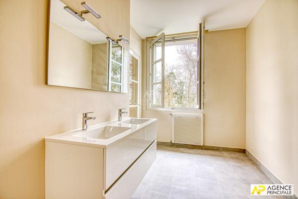 Versailles Glatigny Appartement d'exception 6 pièces duplex 184.40 m² situé au 1er et dernier étage d'une propriété divisée. En dépendance: 2 caves, chambre de service, jardin arboré et place de parking 1 620 000 € **  - Référence  28356