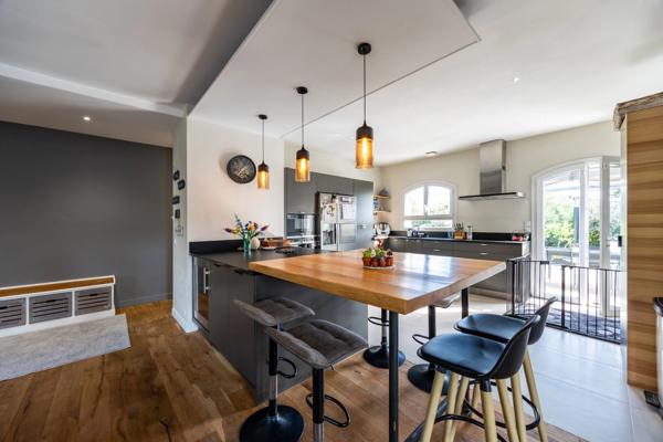 De beaux volumes, un jardin généreux, une vraie maison de famille à Léognan