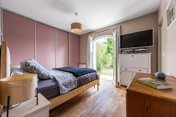 De beaux volumes, un jardin généreux, une vraie maison de famille à Léognan
