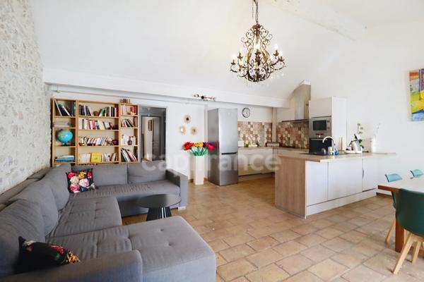GARD (30) AIGUES−MORTES (30220) intra-muros A vendre appartement T4 ~97 m2, 4 chambres et terrasse de 8.5 m2.