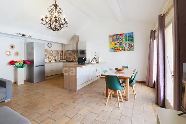 GARD (30) AIGUES−MORTES (30220) intra-muros A vendre appartement T4 ~97 m2, 4 chambres et terrasse de 8.5 m2.