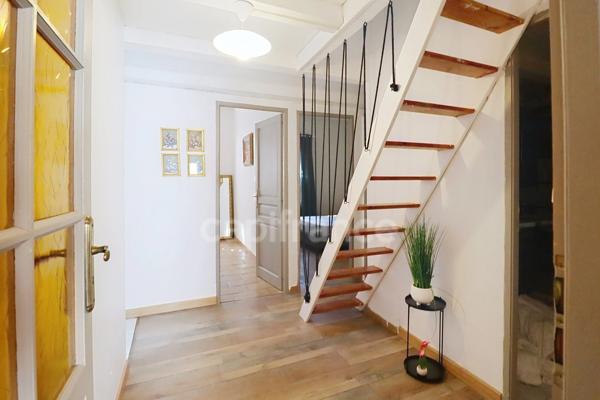 GARD (30) AIGUES−MORTES (30220) intra-muros A vendre appartement T4 ~97 m2, 4 chambres et terrasse de 8.5 m2.