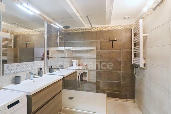 GARD (30) AIGUES−MORTES (30220) intra-muros A vendre appartement T4 ~97 m2, 4 chambres et terrasse de 8.5 m2.