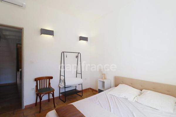 GARD (30) AIGUES−MORTES (30220) intra-muros A vendre appartement T4 ~97 m2, 4 chambres et terrasse de 8.5 m2.