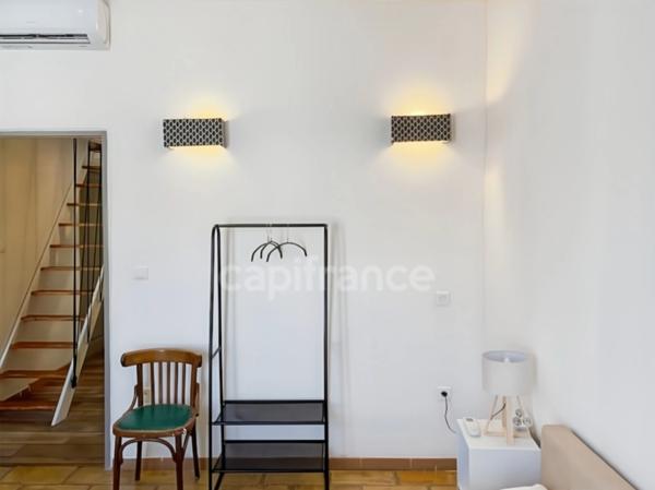 GARD (30) AIGUES−MORTES (30220) intra-muros A vendre appartement T4 ~97 m2, 4 chambres et terrasse de 8.5 m2.