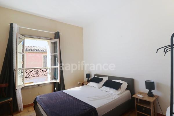 GARD (30) AIGUES−MORTES (30220) intra-muros A vendre appartement T4 ~97 m2, 4 chambres et terrasse de 8.5 m2.