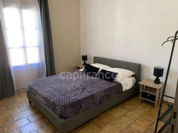 GARD (30) AIGUES−MORTES (30220) intra-muros A vendre appartement T4 ~97 m2, 4 chambres et terrasse de 8.5 m2.
