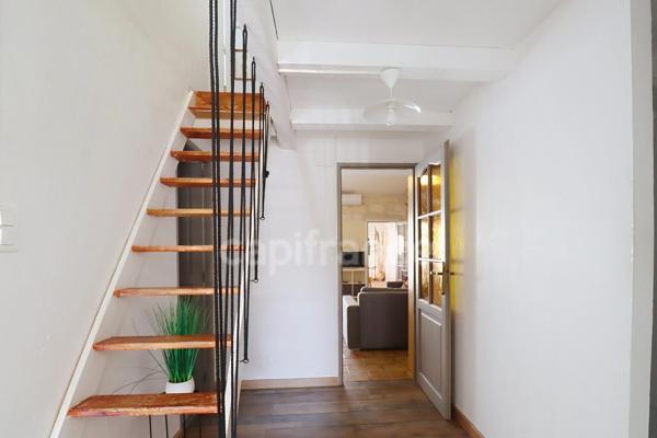 GARD (30) AIGUES−MORTES (30220) intra-muros A vendre appartement T4 ~97 m2, 4 chambres et terrasse de 8.5 m2.