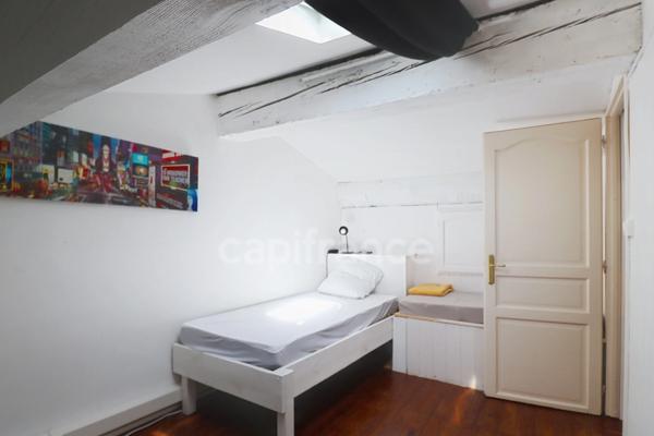 GARD (30) AIGUES−MORTES (30220) intra-muros A vendre appartement T4 ~97 m2, 4 chambres et terrasse de 8.5 m2.