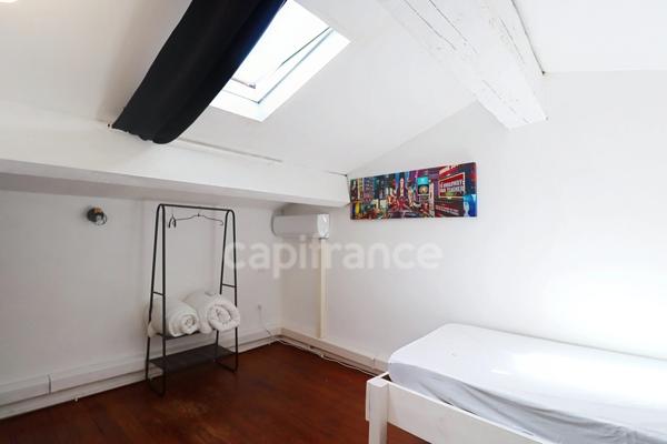 GARD (30) AIGUES−MORTES (30220) intra-muros A vendre appartement T4 ~97 m2, 4 chambres et terrasse de 8.5 m2.