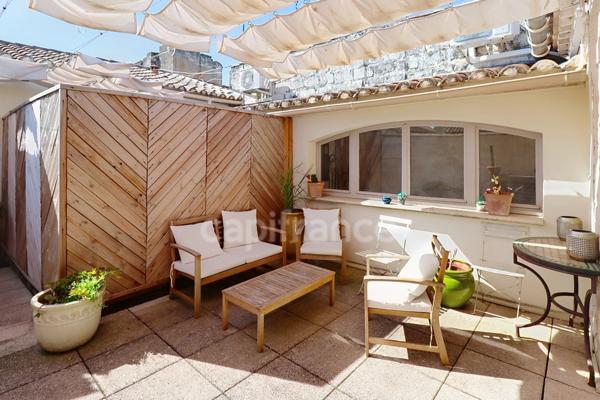 GARD (30) AIGUES−MORTES (30220) intra-muros A vendre appartement T4 ~97 m2, 4 chambres et terrasse de 8.5 m2.