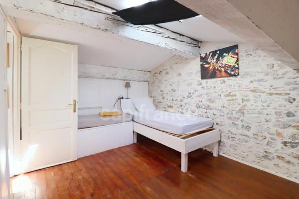 GARD (30) AIGUES−MORTES (30220) intra-muros A vendre appartement T4 ~97 m2, 4 chambres et terrasse de 8.5 m2.
