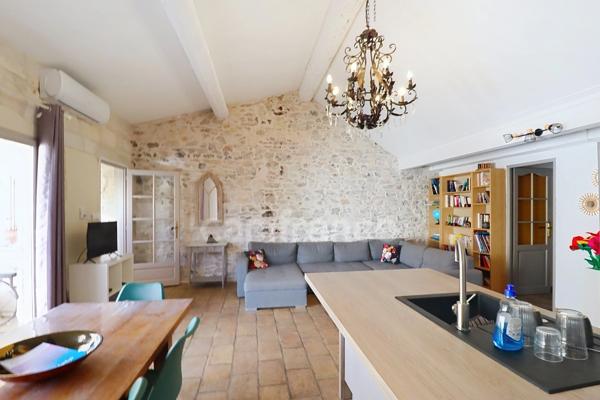GARD (30) AIGUES−MORTES (30220) intra-muros A vendre appartement T4 ~97 m2, 4 chambres et terrasse de 8.5 m2.