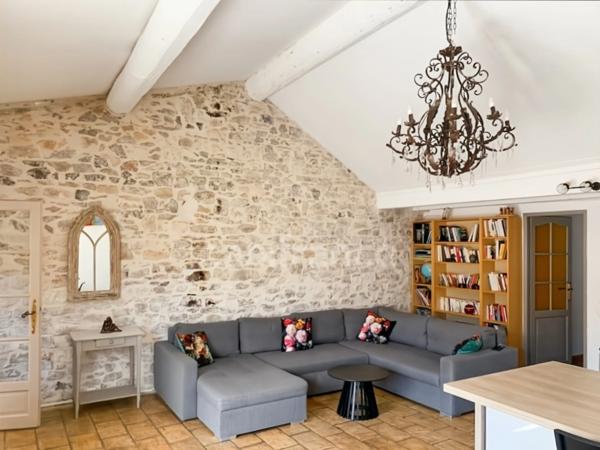 GARD (30) AIGUES−MORTES (30220) intra-muros A vendre appartement T4 ~97 m2, 4 chambres et terrasse de 8.5 m2.