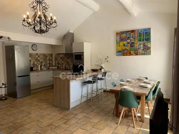 GARD (30) AIGUES−MORTES (30220) intra-muros A vendre appartement T4 ~97 m2, 4 chambres et terrasse de 8.5 m2.