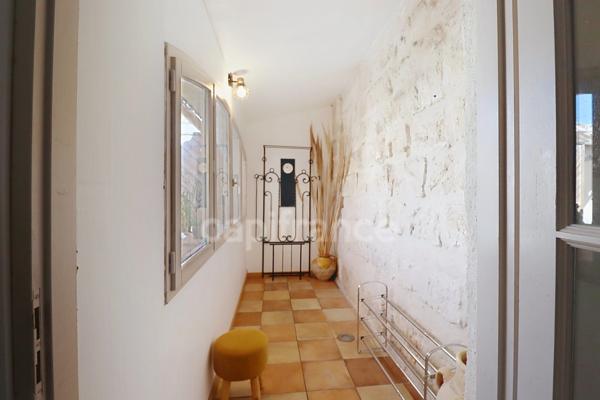 GARD (30) AIGUES−MORTES (30220) intra-muros A vendre appartement T4 ~97 m2, 4 chambres et terrasse de 8.5 m2.