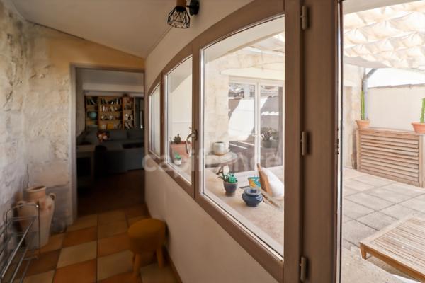GARD (30) AIGUES−MORTES (30220) intra-muros A vendre appartement T4 ~97 m2, 4 chambres et terrasse de 8.5 m2.