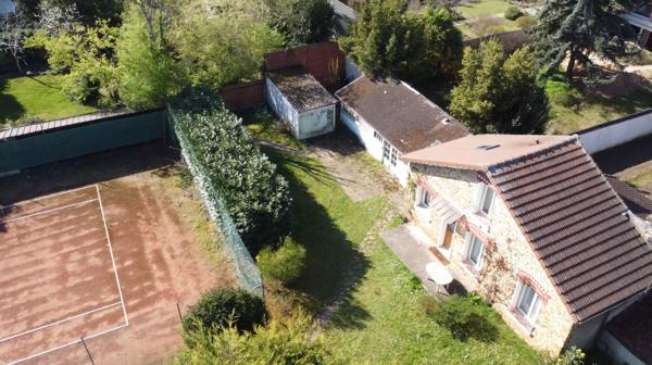 RARE SUR LE SECTEUR Terrain de 1337 m² avec maison en meulière rénovée