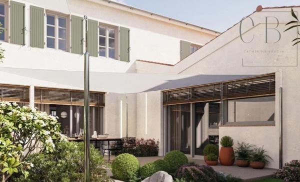 La Flotte - Ensemble immobilier de 396m2 avec piscine, dépendances et garage