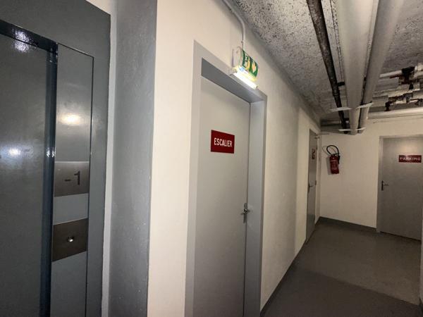 À vendre - Parking 1 place situé à Paris (75016)