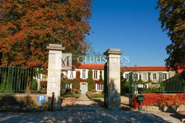 ANGOULEME – MAGNIFIQUE PROPRIETE DANS UN CADRE UNIQUE