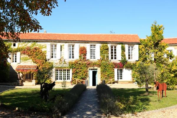 ANGOULEME – MAGNIFIQUE PROPRIETE DANS UN CADRE UNIQUE