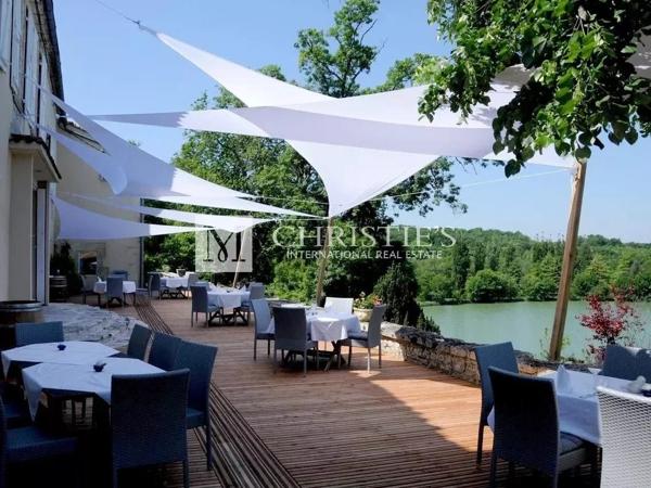 ANGOULEME – MAGNIFIQUE PROPRIETE DANS UN CADRE UNIQUE