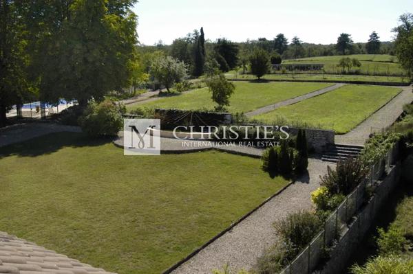 ANGOULEME – MAGNIFIQUE PROPRIETE DANS UN CADRE UNIQUE