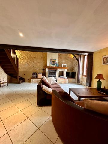 Charmante maison en pierre au cœur d’un hameau paisible