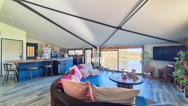 Domaine avec restaurant, habitation en parfait état, gîte, terrain, étang