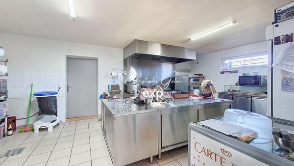 Domaine avec restaurant, habitation en parfait état, gîte, terrain, étang